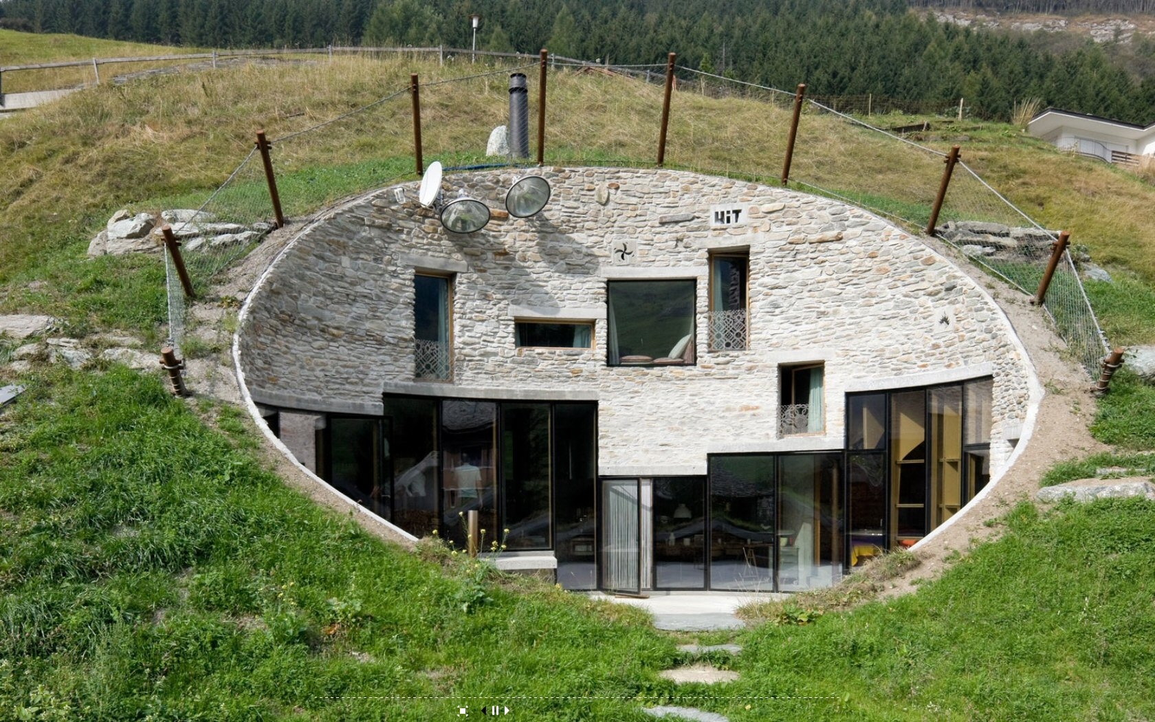 Странный дом построенный. Вилла Villa Vals в Швейцарии. Вилла Vals в горах Швейцарии. ЭКОДОМ Саймона Дейла жилище Хоббита.
