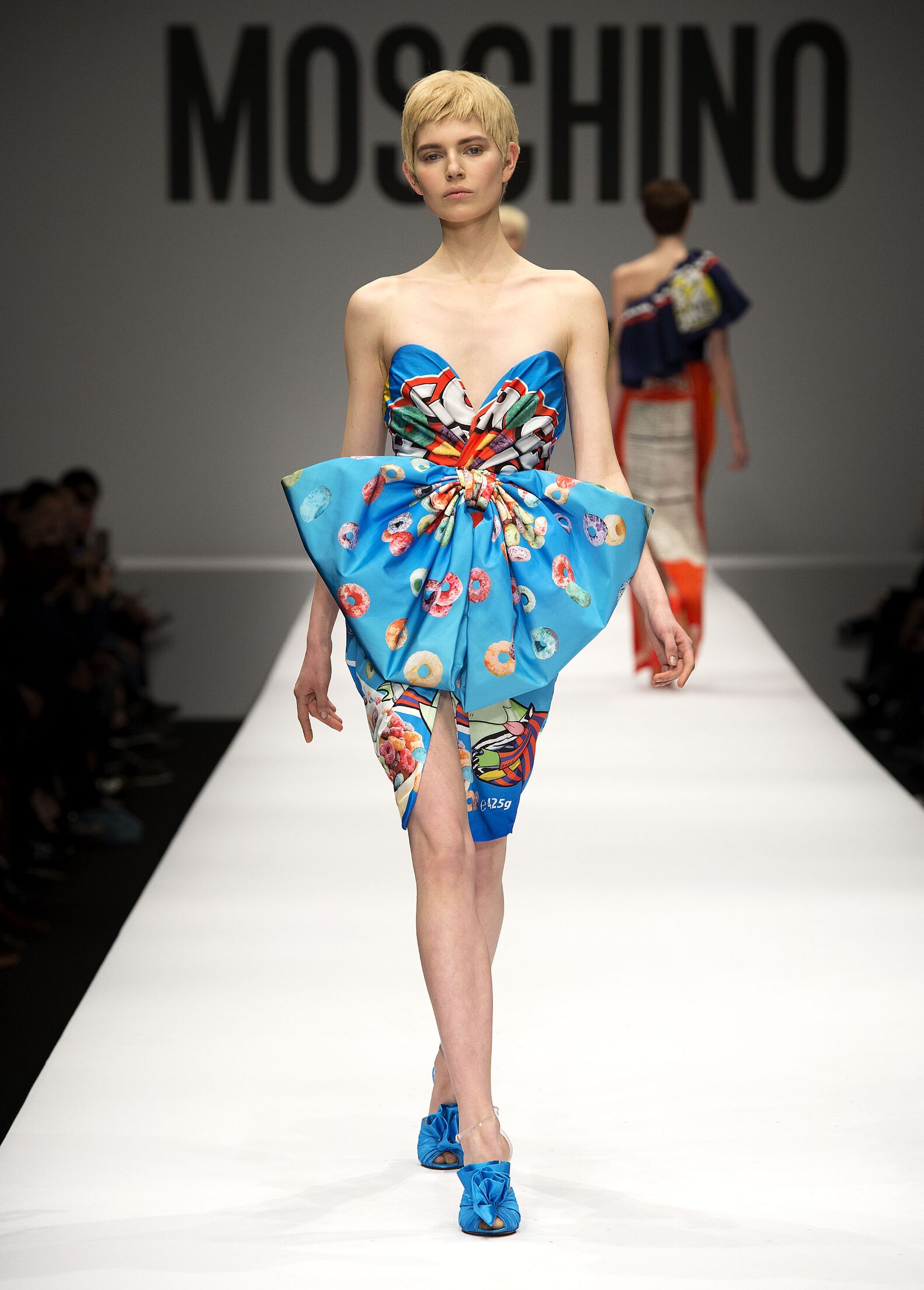 Show see more. Лучшие платья от Moschino. Москино одежда зимняя. Новый показ Moschino желтый синий. Irony Fashion.