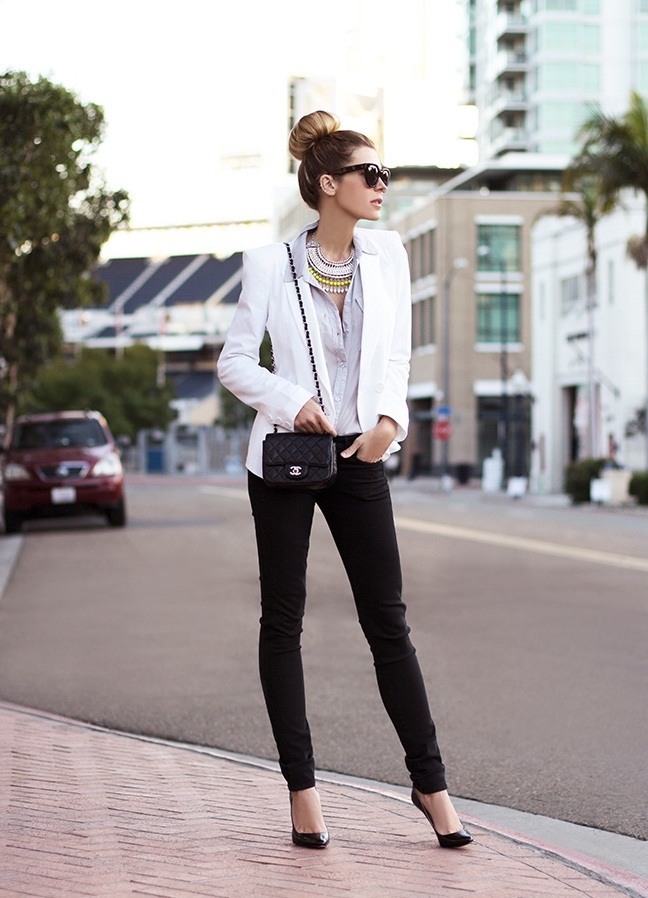 Белый пиджак черные брюки женские