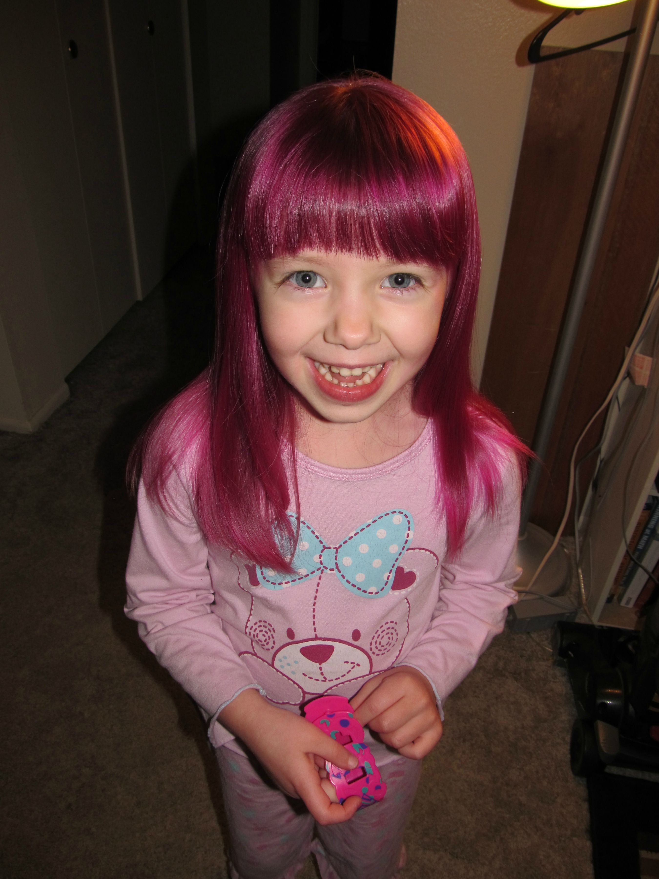Дочь просит чтобы я ей покрасила волосы