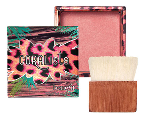 Нежные персиковые румяна Benefit Coralista с золотым свечением (1 955 руб.).