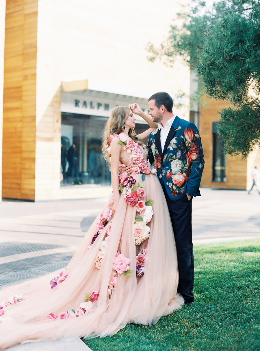 Цветные платья на свадьбу невесте