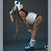 В профиле много забавных кадров.