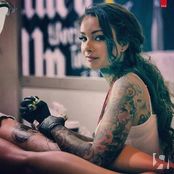 За работой.