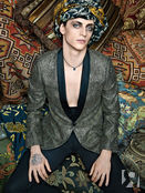 Смокинг из хлопка с люрексом Saint Laurent by Hedi Slimane, брюки Grishko, шелковый платок Dries Van Noten