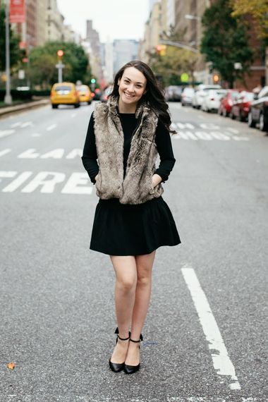 Меховой жилет нисколько не портит милое платье
