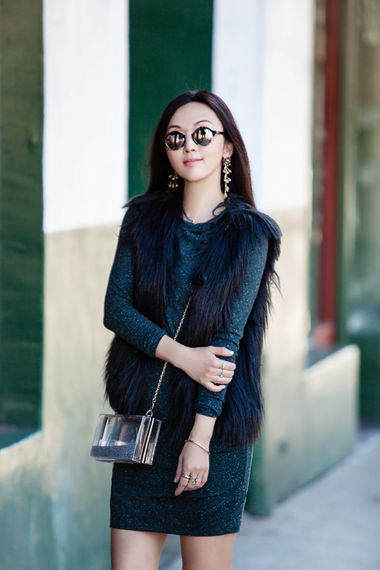 Дополняйте платье жилетом, длинными серьгами и очками