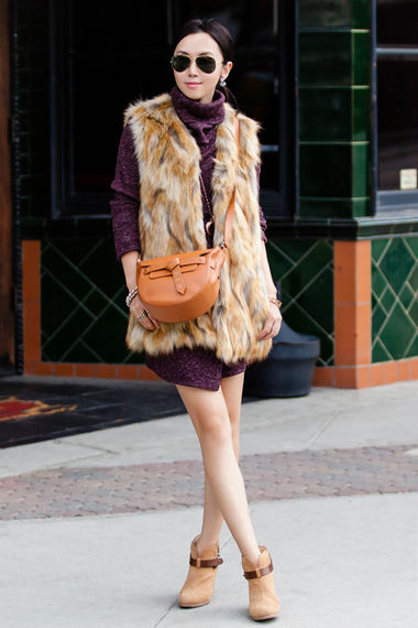 Жилет подобран в тон к ботильонам и сумочке