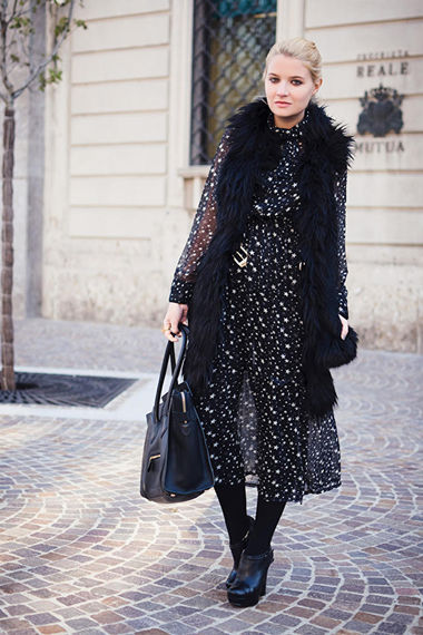 Длинное платье и длинный жилет выглядят очень гармонично