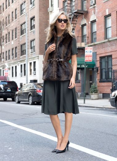 Ремень поверх жилета подчеркивает талию