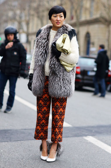 Безумная европейская мода – туфли с мехом и жилет как будто из одного комплекта