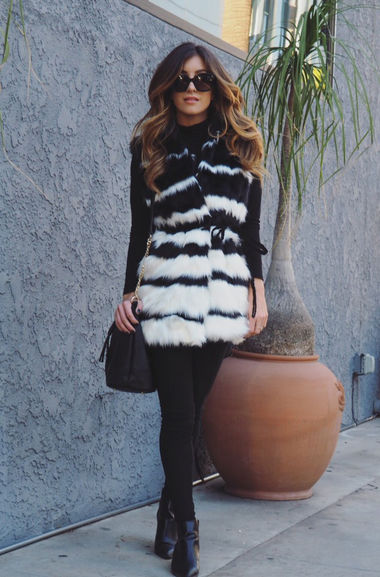 Полосатый жилет становится изюминкой всего образа