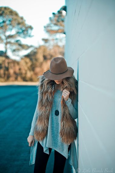 Фишка образа – меховой жилет и шляпа