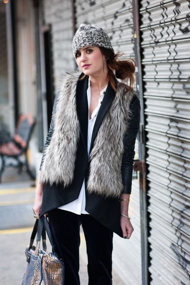 Костюм, пестрая шапка и жилет – можно ли пойти так на работу?