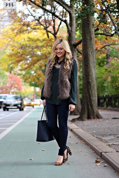 Вновь меховой жилет и звериные принты в одном образе