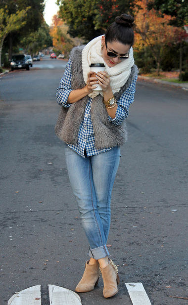 Серый меховой жилет прекрасно сочетается с клетчатым принтом