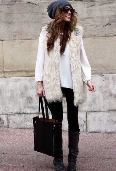 Белый жилет всегда будет выигрышно смотреться с белой блузкой