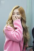 Irene из группы Red Velvet в розовом пальто