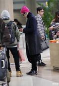 Рэпер Zico: яркая шапка как атрибут аэропортной моды