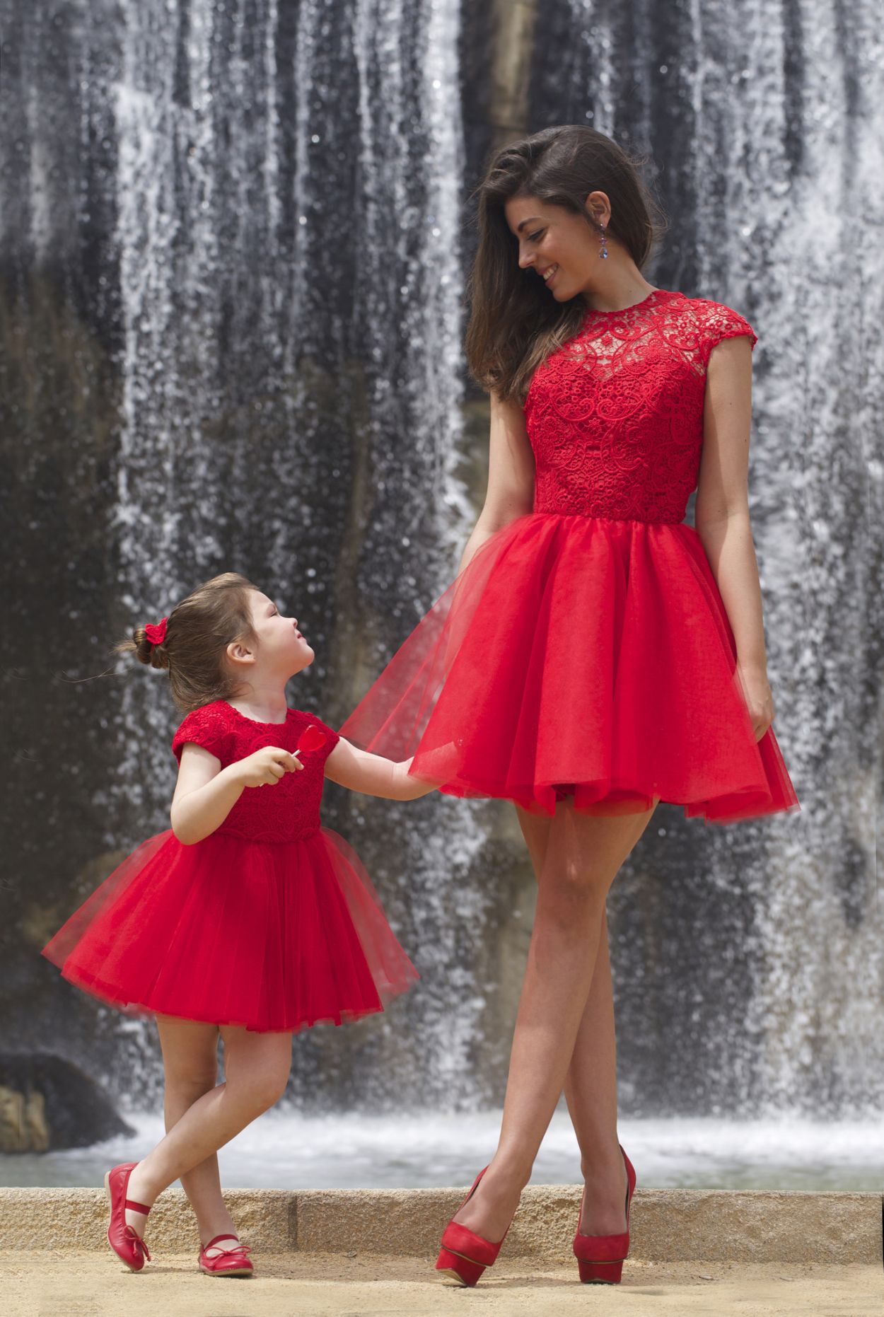 Детские платья мамы. Платье для девочки. Девочка в Красном платье. Мама и дочка с платьем. Мама с дочкой в пышных платьях.
