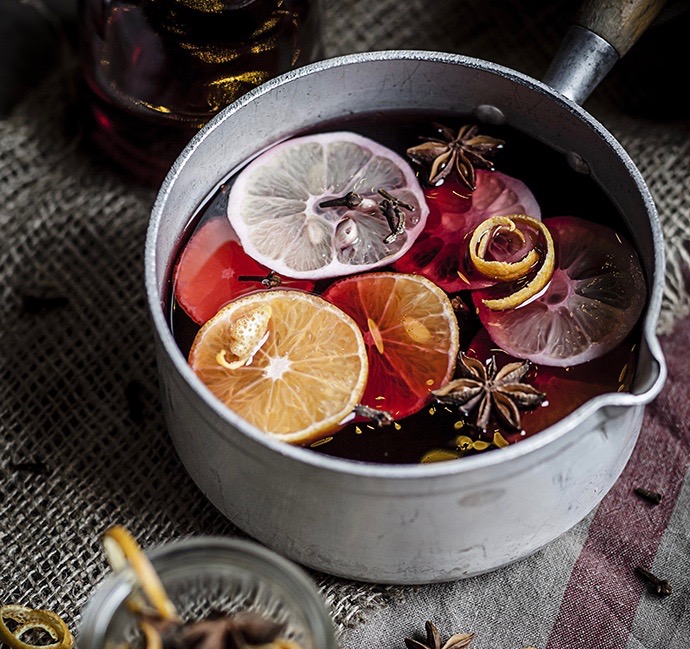 Кто придумал глинтвейн. Диффузор для дома глинтвейн. Strain the Mulled Wine through a Mesh. Strain the Mulled Wine through a Colander.