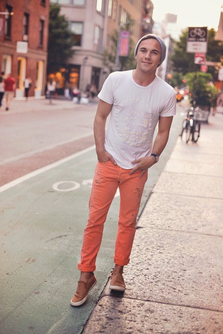 Оранжевая футболка с чем носить мужчинам