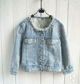 Стильно смотрится вышивка на куртке из денима