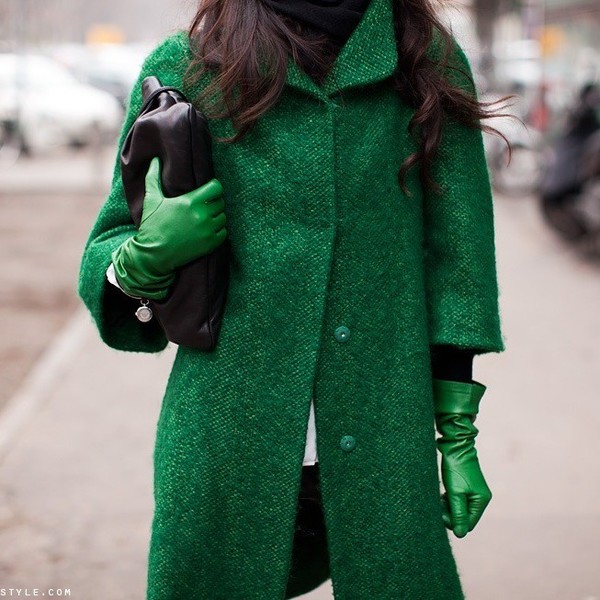 Зеленое пальто с шапкой