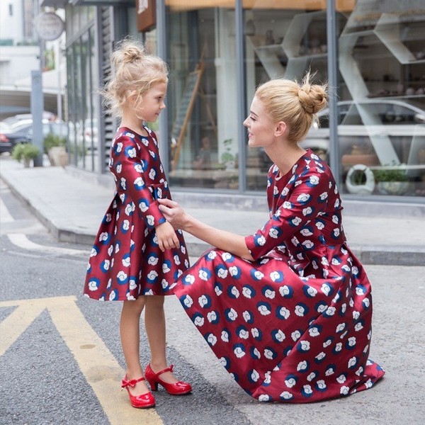 Шикарные платья для мамы и дочи (57 фото)