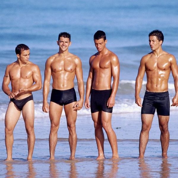 Мужчины в плавках на пляже - Парни в и без на пляже - фото.