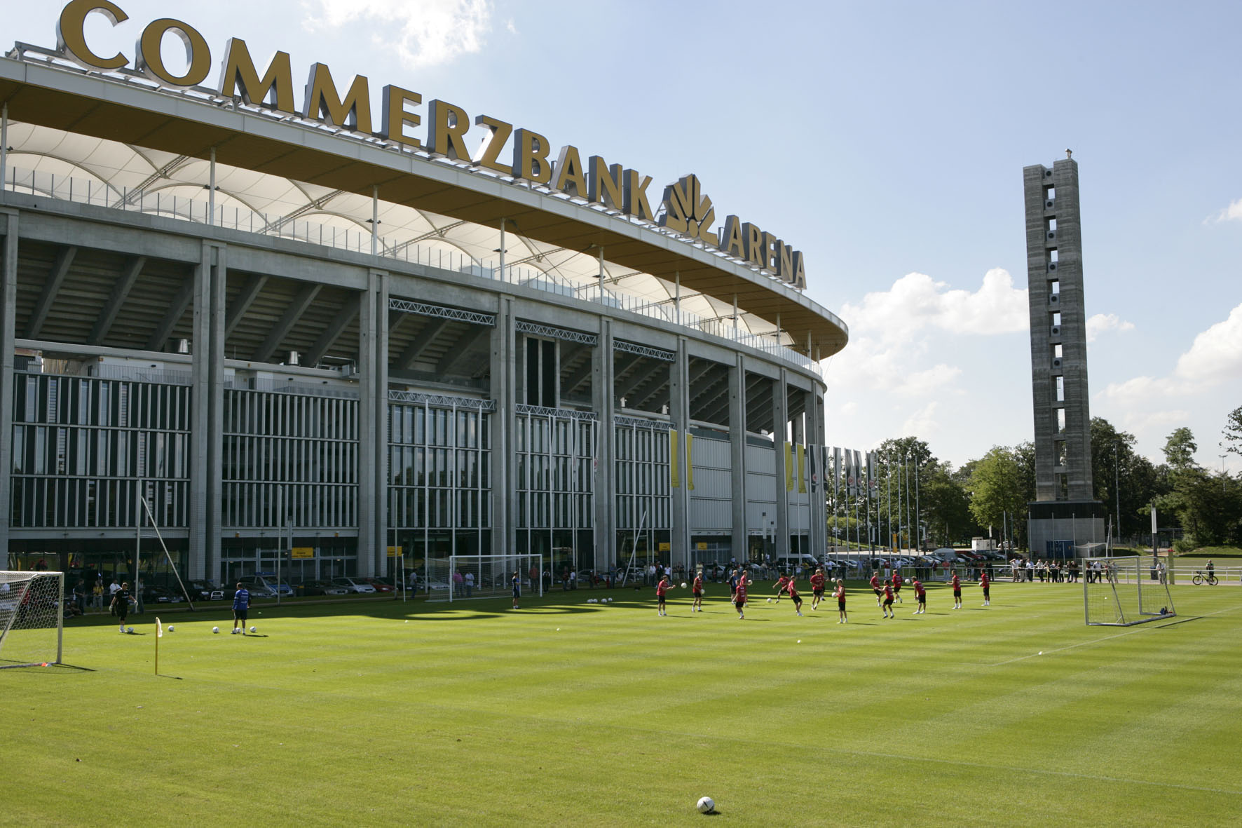 Дойче банк парк стадион. Франкфурт Арена. Deutsche Bank Park Frankfurt. Дойче банк парк. Waldstadion.