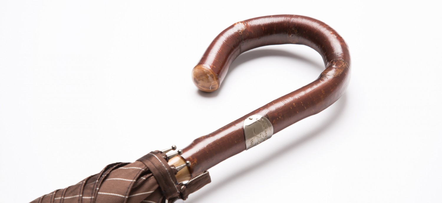 Гена трость маньяк. Трость с клинком и гардой. Трость с литой ручкой. Гена трость маньяк. Зонт с ручкой тростью.